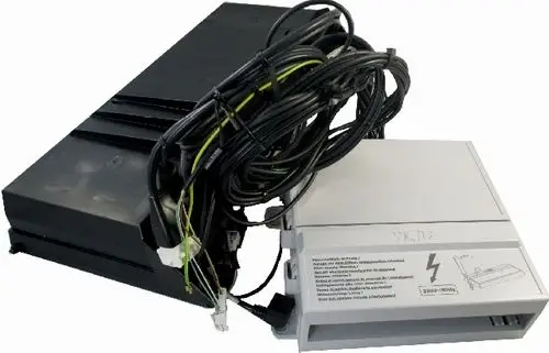 Wolf Gesamtmontage Regelung mit mehreren Kabeln, einer grauen Steuerbox und einer darunterliegenden schwarzen Halterung. Kompaktes Design für technische Anwendungen.